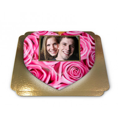 Tort w kształcie serca ze zdjęciem, tło w różowe róże 