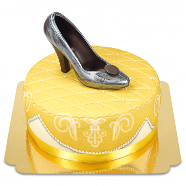 Złoty tort deluxe z czekoladowym pantofelkiem i wstążką