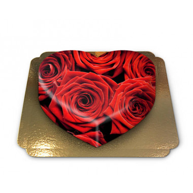 Tort w kształcie serca, tło w czerwone róże 