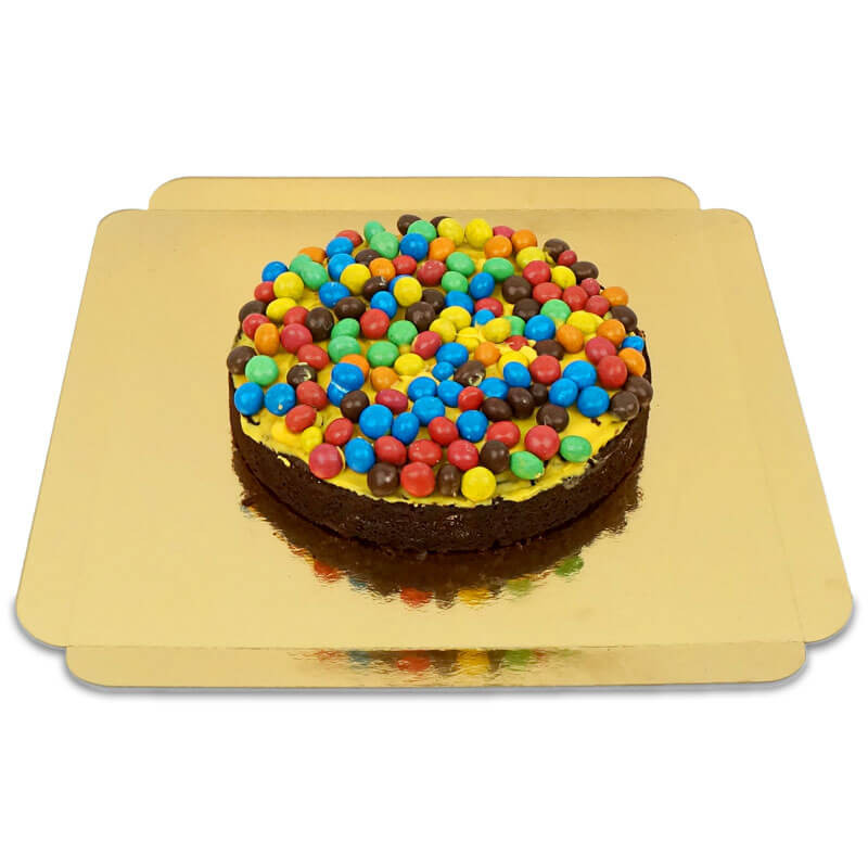 Brownie-Torte mit crispy Schokolinsen-Deko