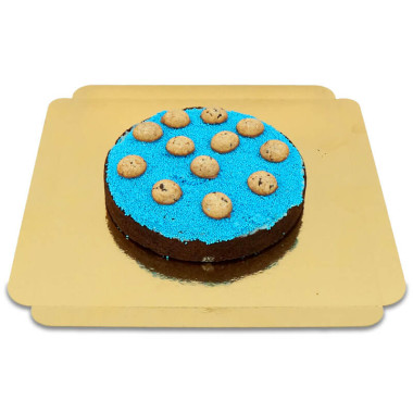 Tort brownie z niebieską ciasteczkową dekoracją