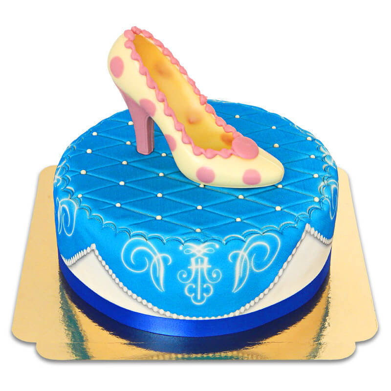 Niebieski tort deluxe z czekoladowym pantofelkiem i wstążką